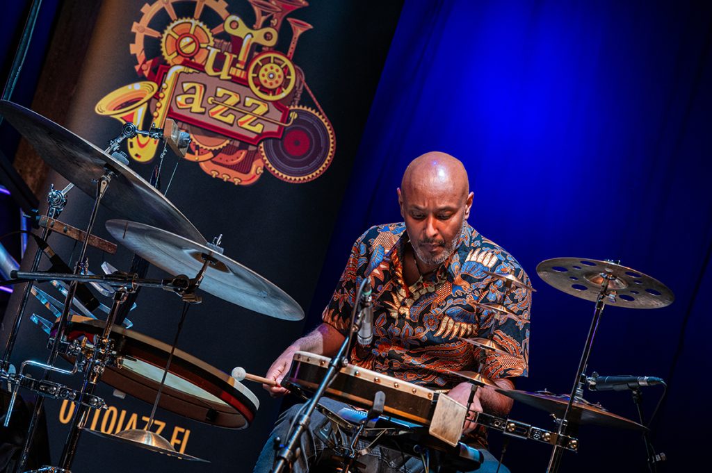 Abdissa "Mamba" Assefa soittaa rytmikkäästi perkussioita Wishamalii-keikalla