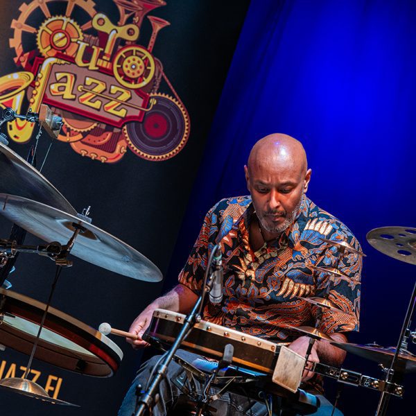 Abdissa "Mamba" Assefa soittaa rytmikkäästi perkussioita Wishamalii-keikalla