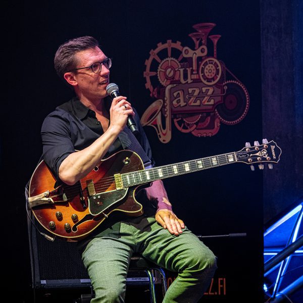 Mathias Sandberg puhuu yleisölle konsertin aikana