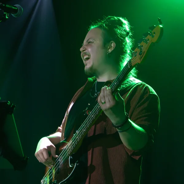 Sylvi Saarekkaan basisti Tatu Back soittaa BluesBerjantai-iltaklubilla