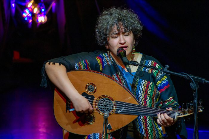 Nemat Battah laulaa ja soittaa OutoJazzissa