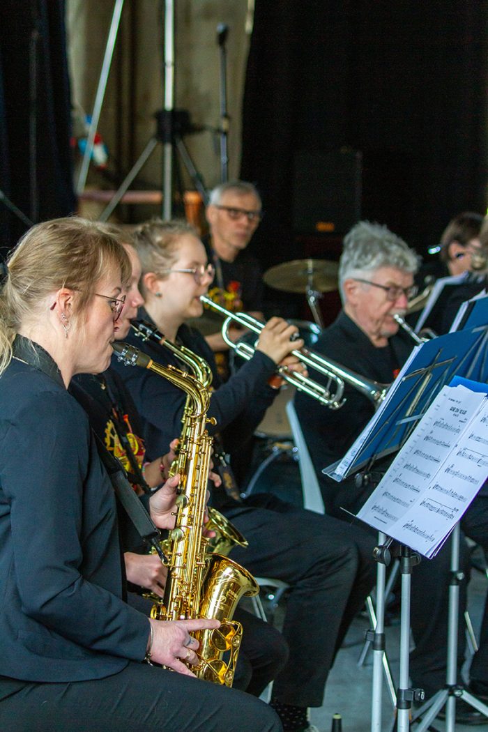 Oku Big Bandin saksofonistit esiintyvät OutoJazzissa