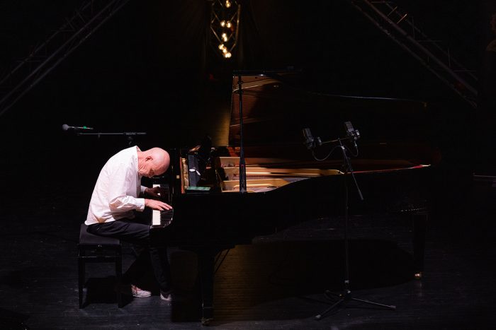 Timo Tuominen esiintyy lavalla Teatteri Kiisulla Outokummun OutoJazz-festivaalilla