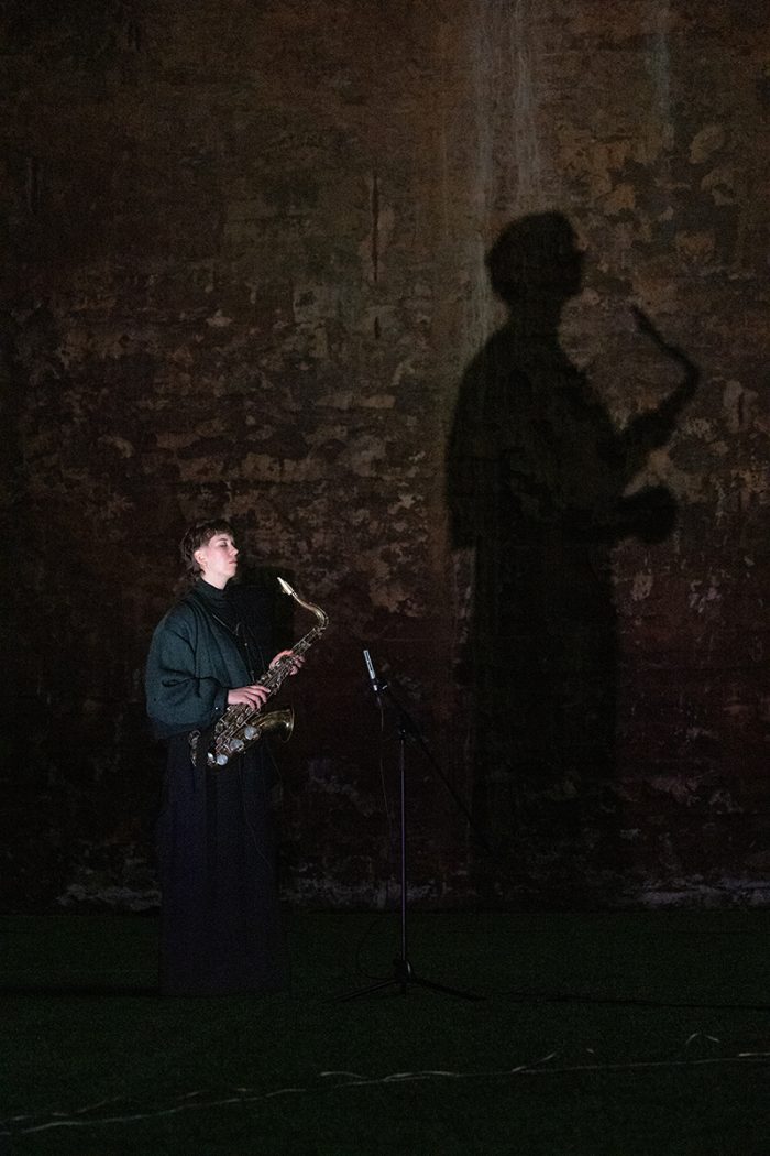 Saksofonisti Heli Hartikainen esiintyy OutoJazzissa