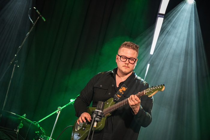 Petri Havukainen soittaa kitaraa vihreässä valossa Acoustic Bike -yhtyeessä