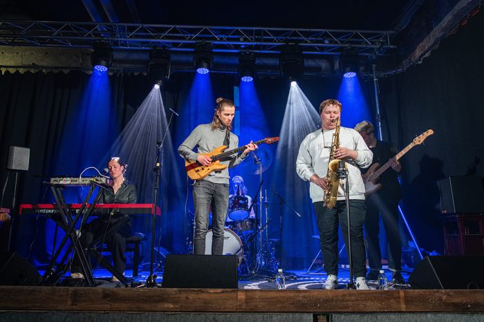 Peela-yhtye esiintyy Vanhalla Pajalla sinisessä valossa Outojazz-festivaalilla