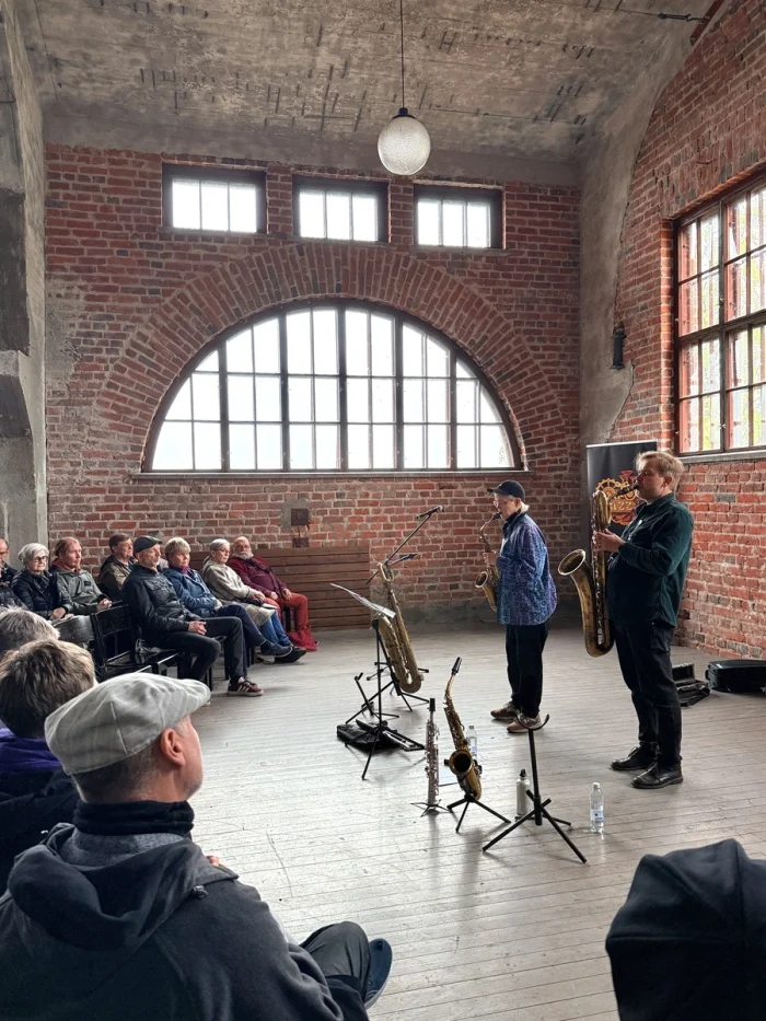 Yleisö seuraa Linda Fredrikssonin ja Mikko Innasen konserttia