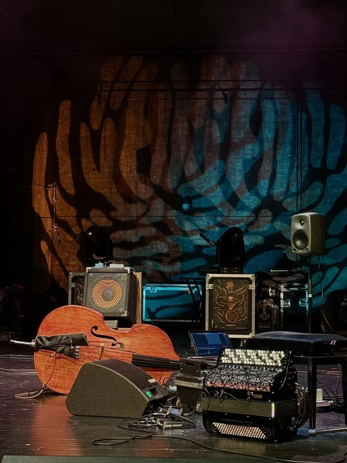 Haitari ja kontrabasso lavalla ennen Harri Kuusijärvi Aallot -esitystä OutoJazzilla