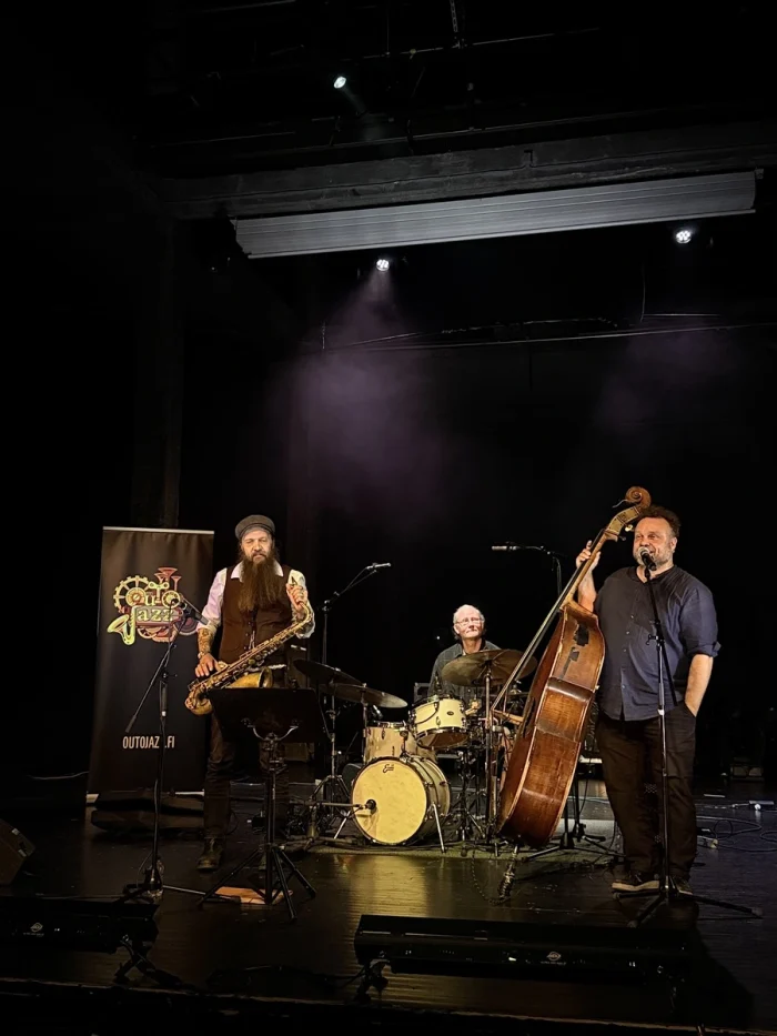 Sami Sippola, saksofoni, Janne Tuomi, rummut ja Ville Rauhala, basso