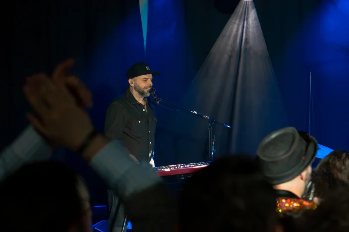 Josén pimeä puoli -yhtyeen laulaja José Mäenpää esiintyy OutoJazzilla