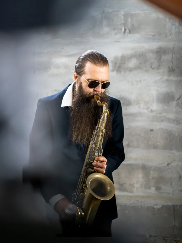 Sami Sippola soittaa saksofonia