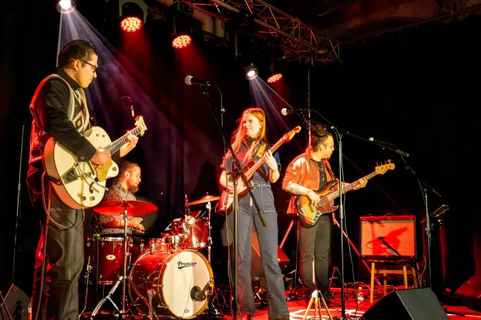 Sylvi Saarekkaan yhtye esiintyy BluesBerjantai-iltaklubilla ravintola Vanhalla Pajalla