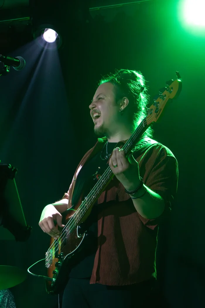Sylvi Saarekkaan basisti Tatu Back soittaa BluesBerjantai-iltaklubilla