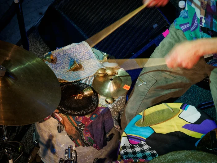 Lähikuva Rabbit Hole -yhtyeen rumpujen ja perkussioiden soitosta