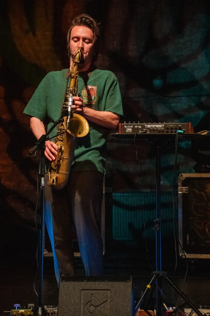 Rabbit Hole -yhtyeen saksofonisti Pauli Lyytinen soittaa lavalla OutoJazz 2026 -festivaalilla