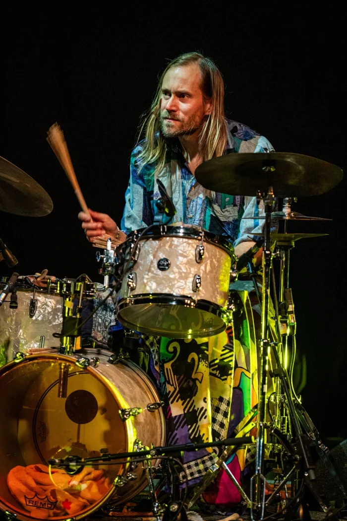 Rabbit Hole -yhtyeen rumpali Tatu Rönkkö soittaa lavalla OutoJazz 2026