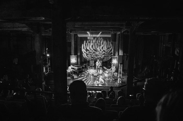 Rabbit Hole ja yleisö Teatteri Kiisulla